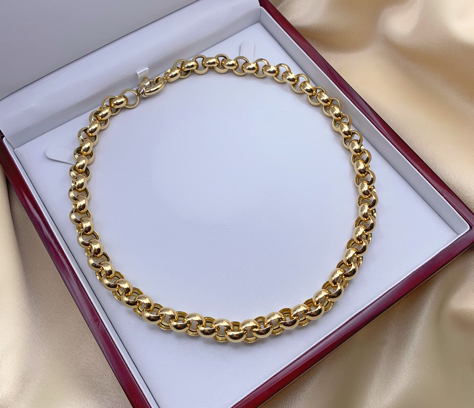 Goldene Halskette aus Gelbgold 585 in Box, Detailaufnahme, glänzende Kette, luxuriöse Präsentation.