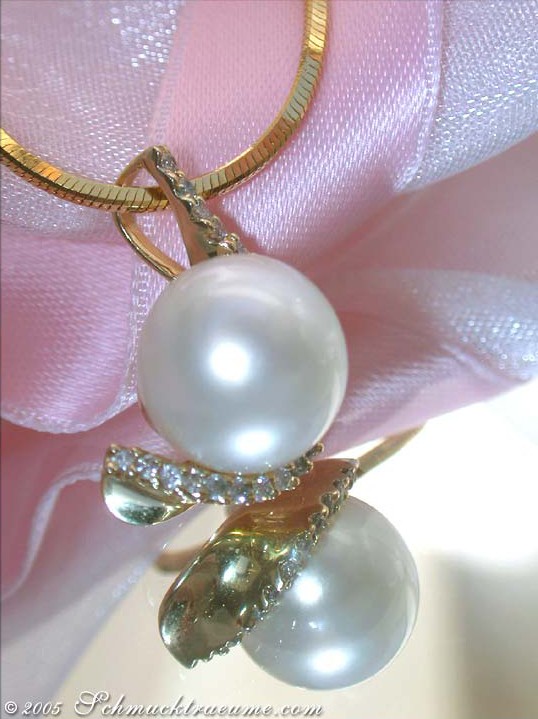 Detail des Südseeperlen-Anhängers mit Brillanten in Gelbgold