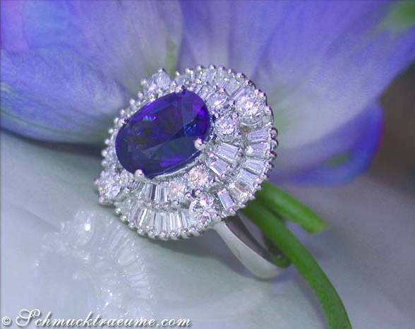 Weißgoldring mit 5,42 ct. Saphir und Trapez-Diamanten