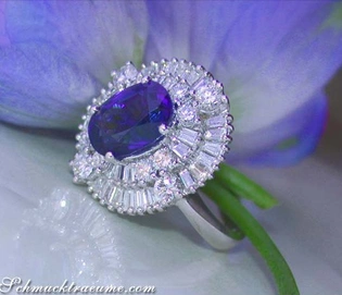 Weißgoldring mit 5,42 ct. Saphir und Trapez-Diamanten