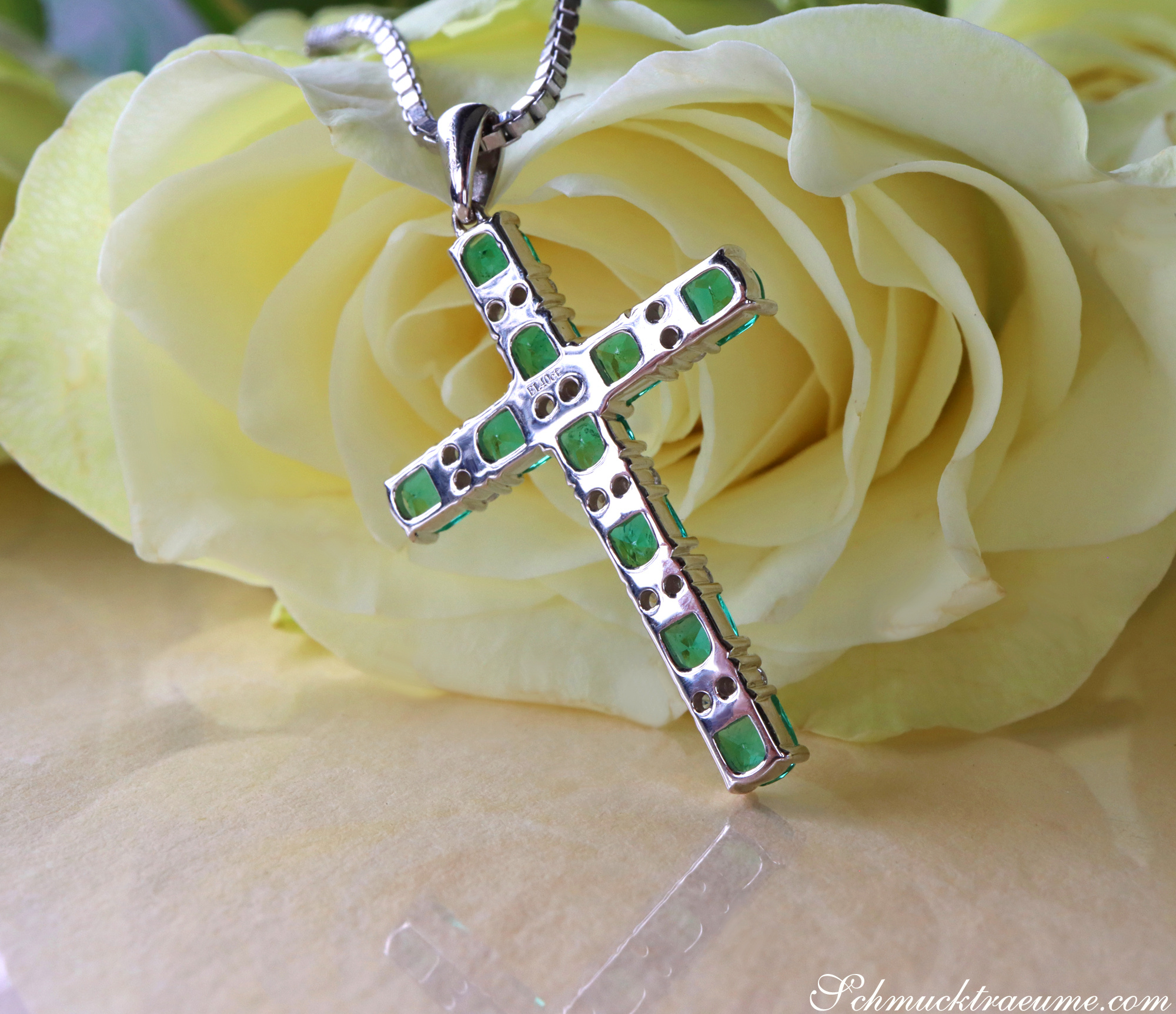 Smaragd Kreuz Anhänger mit Brillanten auf Rosenblüte, detailreich, elegant, Edelstein.