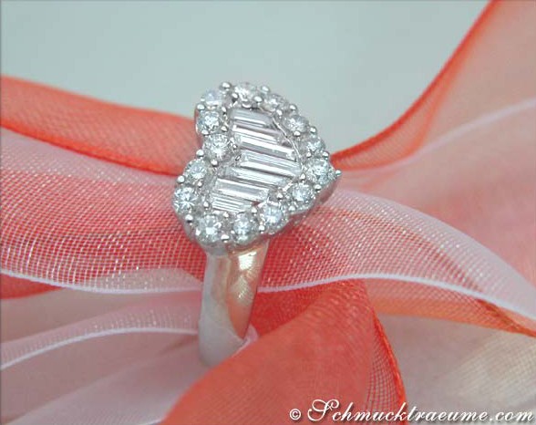Detailansicht Herzring mit Trapez-Diamanten, elegant in Weißgold verarbeitet