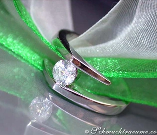 Detail des Diamant Solitär Rings in Weißgold 750 auf grünem Band