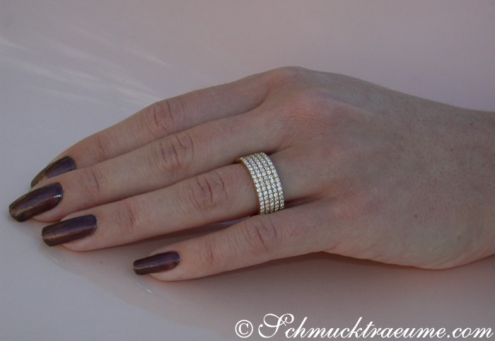 Flacher Diamanten-Memory-Ring in Gelbgold 750, Detailaufnahme auf der Hand