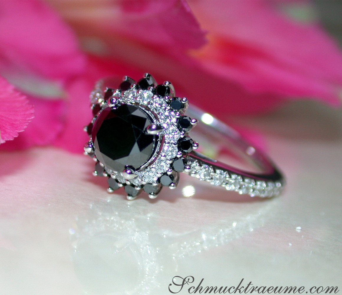Schwarzer Diamant Solitär-Ring mit weißgoldener Verzierung, Detailaufnahme