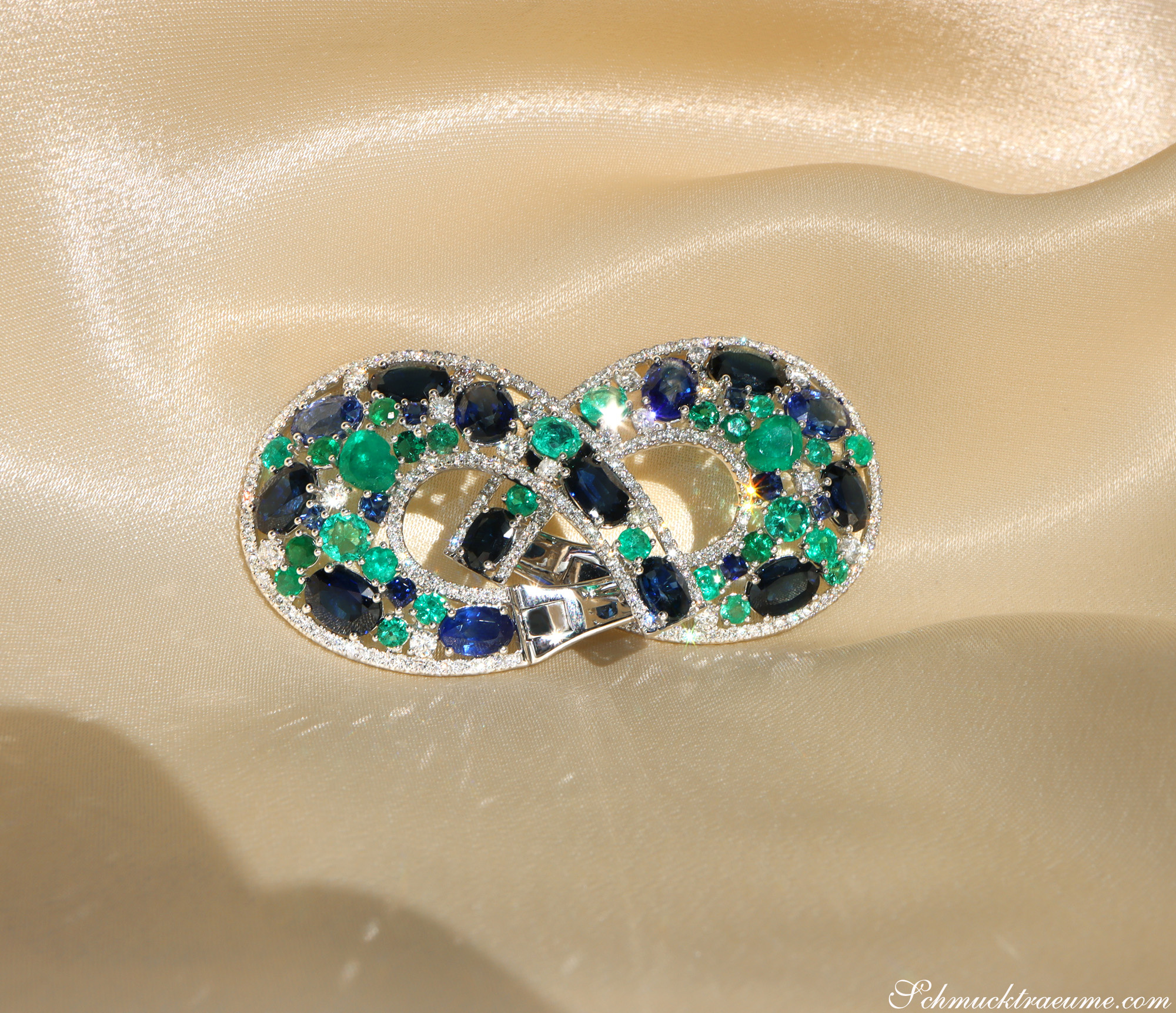 Ohrgehänge aus Weißgold 750 mit Saphiren, Smaragden und Brillanten