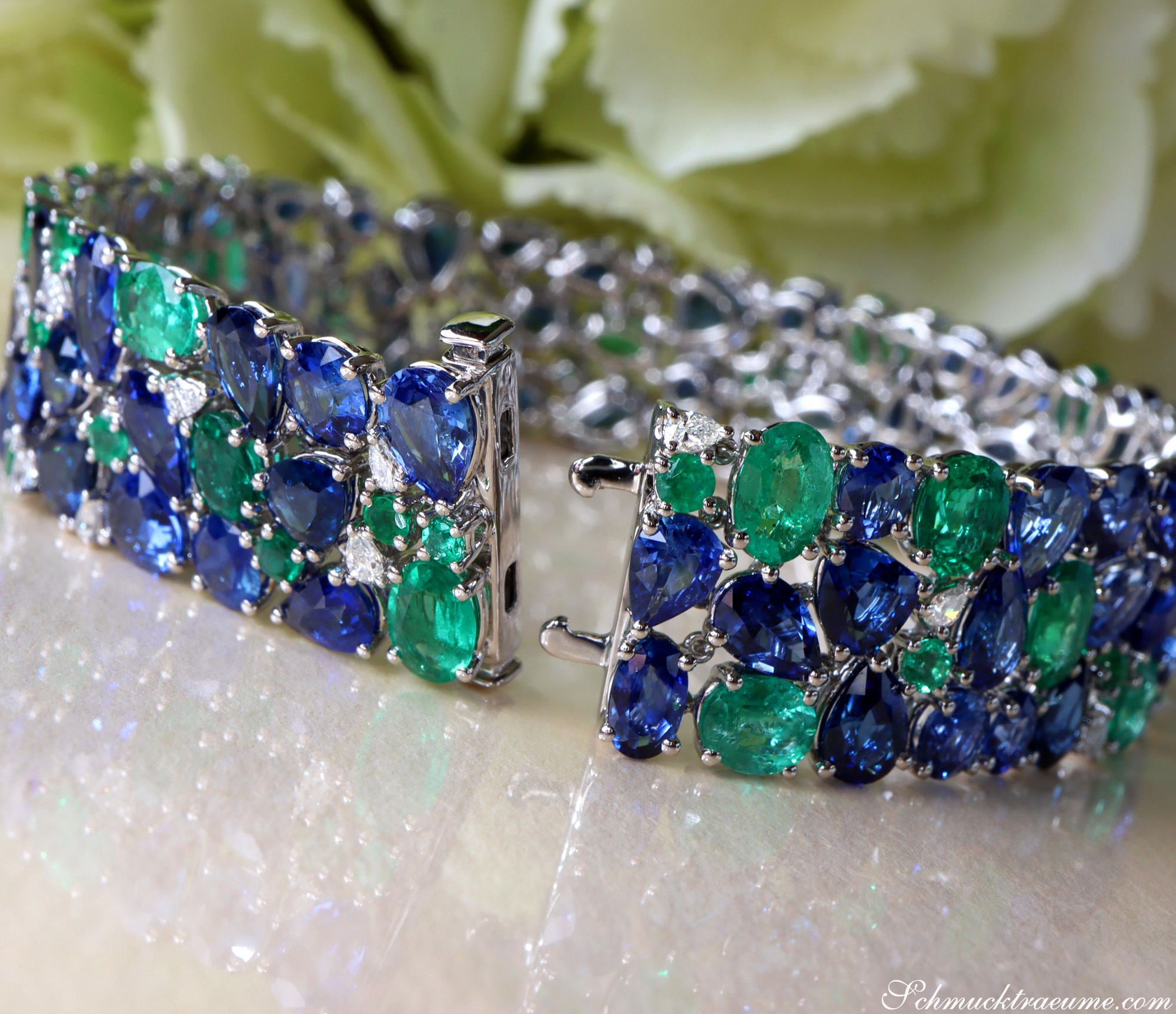 Luxuriöses Saphir-Armband mit Smaragden und Diamanten, 42,86 ct., Weißgold 750