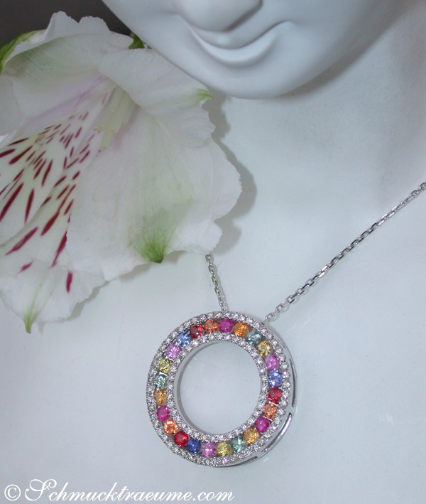 Kunstvolle Saphir-Anhänger mit Regenbogenfarben und Diamanten, getragen am Hals