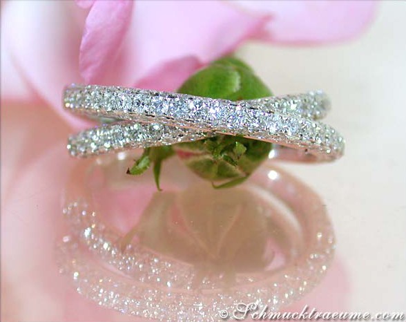 Diamantring mit überkreuzten Brillanten auf Rosenblüte, Detailaufnahme