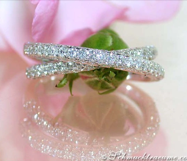 Diamantring mit überkreuzten Brillanten auf Rosenblüte, Detailaufnahme Diamantring mit überkreuzten Brillanten auf Rosenblüte, Detailaufnahme