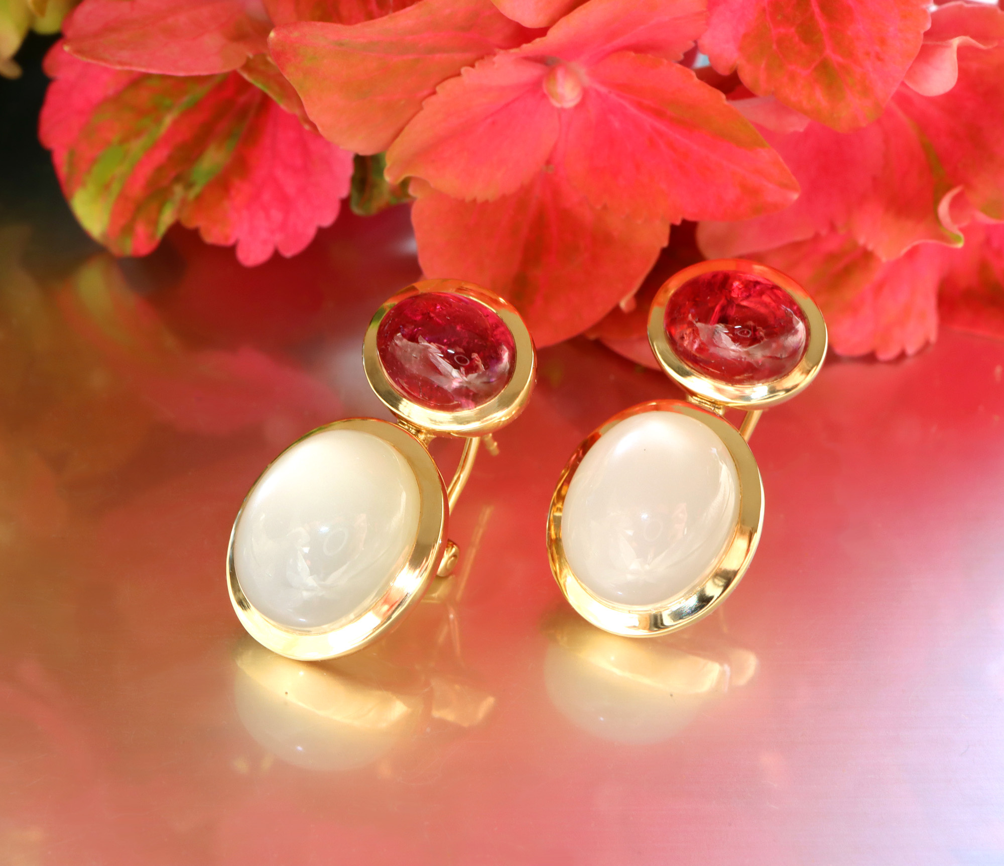 Rubellit und Mondstein Ohrringe 'Tutti Colori' auf glänzender Fläche