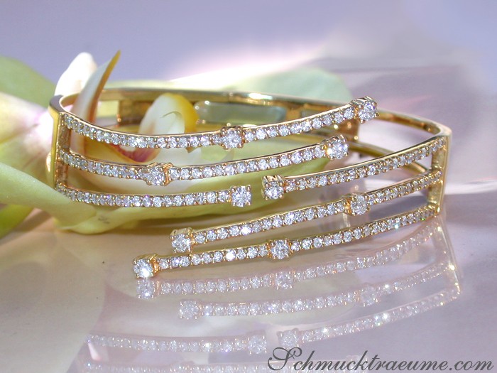 Goldene Brillantenarmreif mit mehreren Strängen, Detailaufnahme, elegant, luxuriös