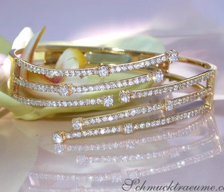 Goldene Brillantenarmreif mit mehreren Strängen, Detailaufnahme, elegant, luxuriös