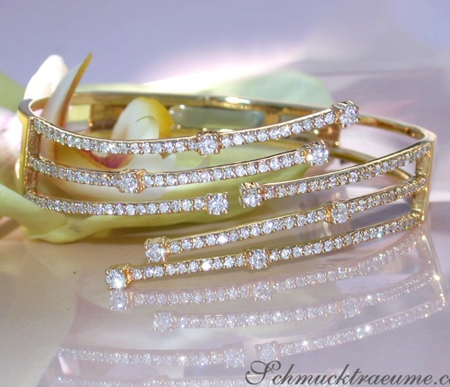 Goldene Brillantenarmreif mit mehreren Strängen, Detailaufnahme, elegant, luxuriös Goldene Brillantenarmreif mit mehreren Strängen, Detailaufnahme, elegant, luxuriös