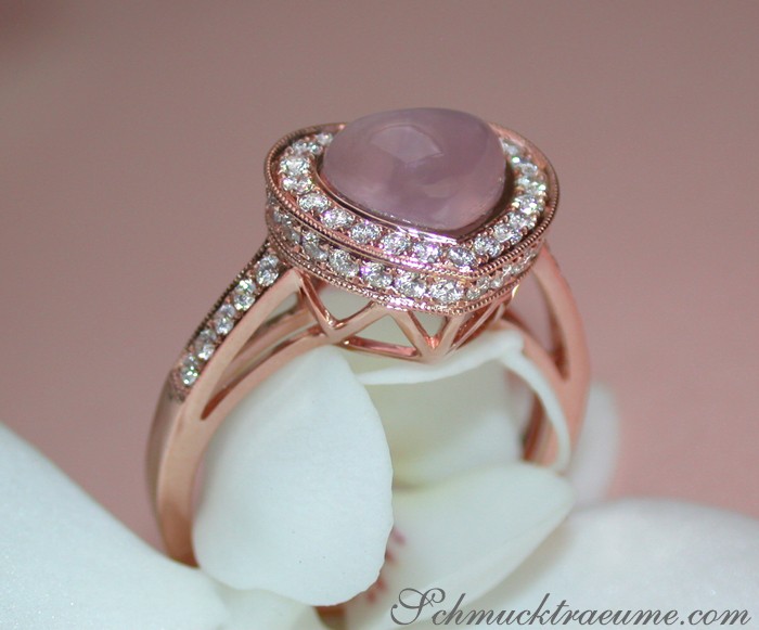 Rosenquarz-Herzring in Roségold 750, detailreich mit Diamanten umrandet