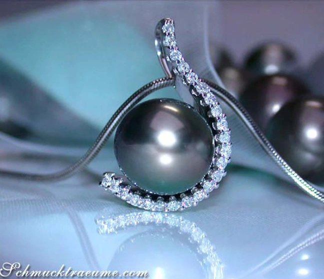 Schlanker Tahitiperlen-Anhänger mit Diamantenkranz auf Schlangenkette Schlanker Tahitiperlen-Anhänger mit Diamantenkranz auf Schlangenkette