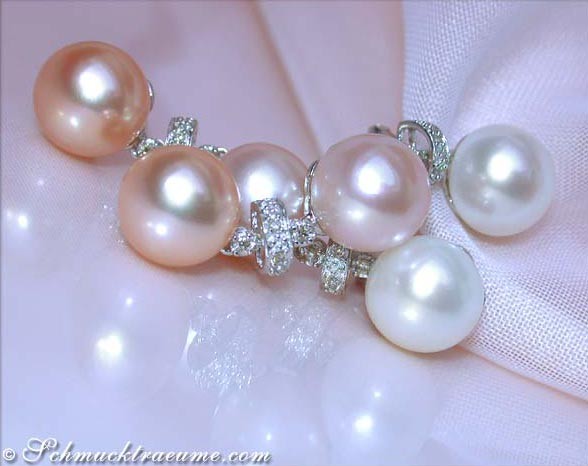 Pastellfarbene Süßwasserperlen mit Diamanten in Weißgold 585, Detailansicht auf rosa Stoff.
