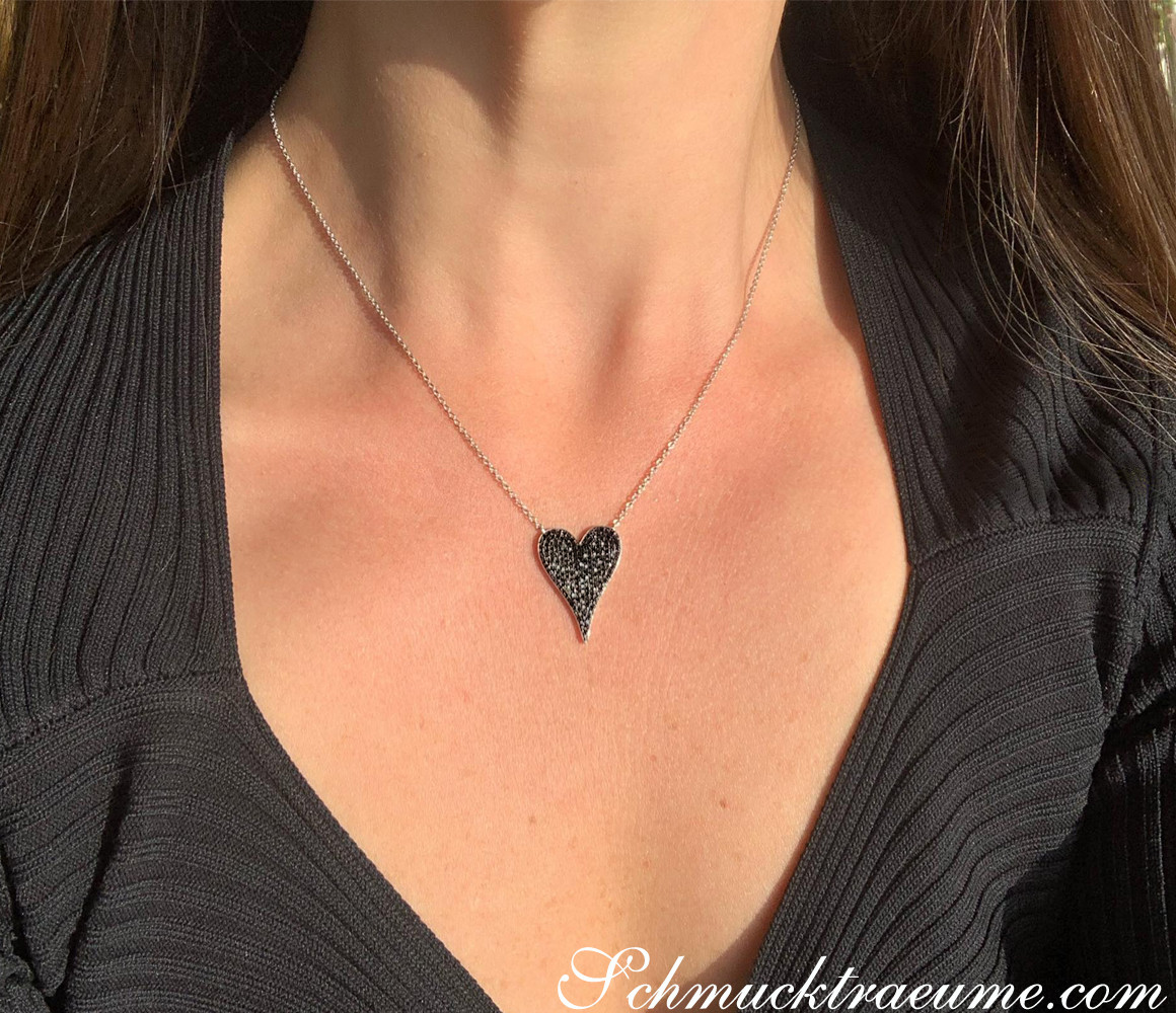 Schwarze Diamanten Herz-Halskette, modernes Design, Halsansicht, weiblich getragen