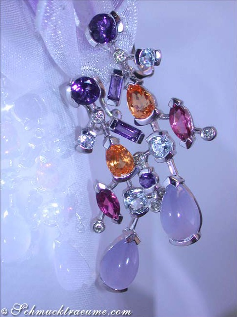 Weißgold-Ohrgehänge mit Multicolor-Edelsteinen und Brillanten, Detailaufnahme