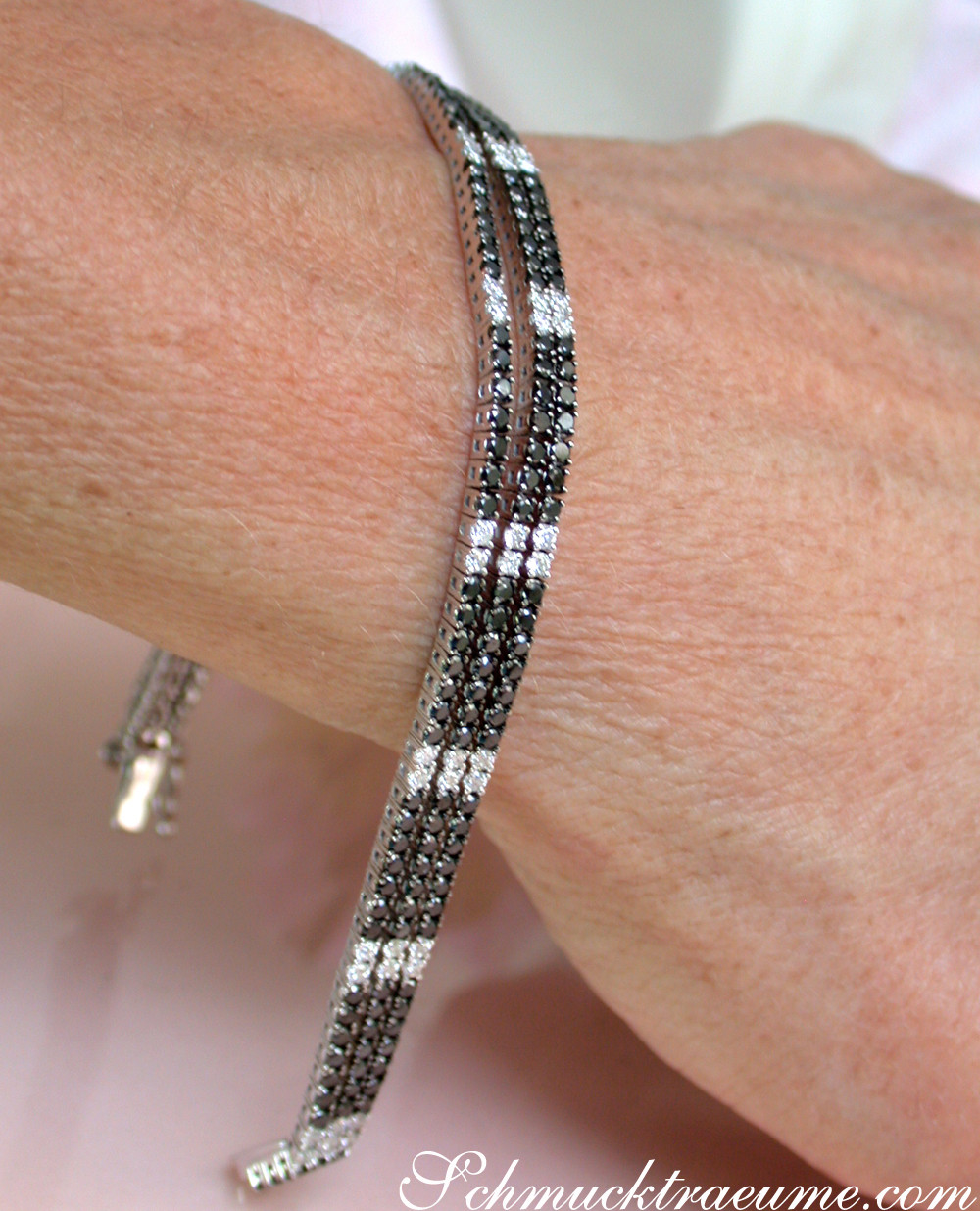 Armband mit schwarz-weißen Diamanten auf Hand, Detailaufnahme