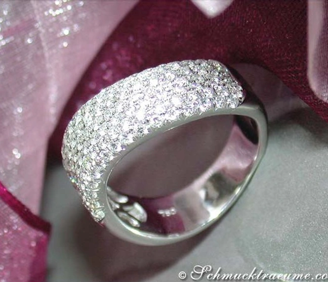 Geschwungener Diamantring in Weißgold 750, detailreich, glitzernd, elegant Geschwungener Diamantring in Weißgold 750, detailreich, glitzernd, elegant