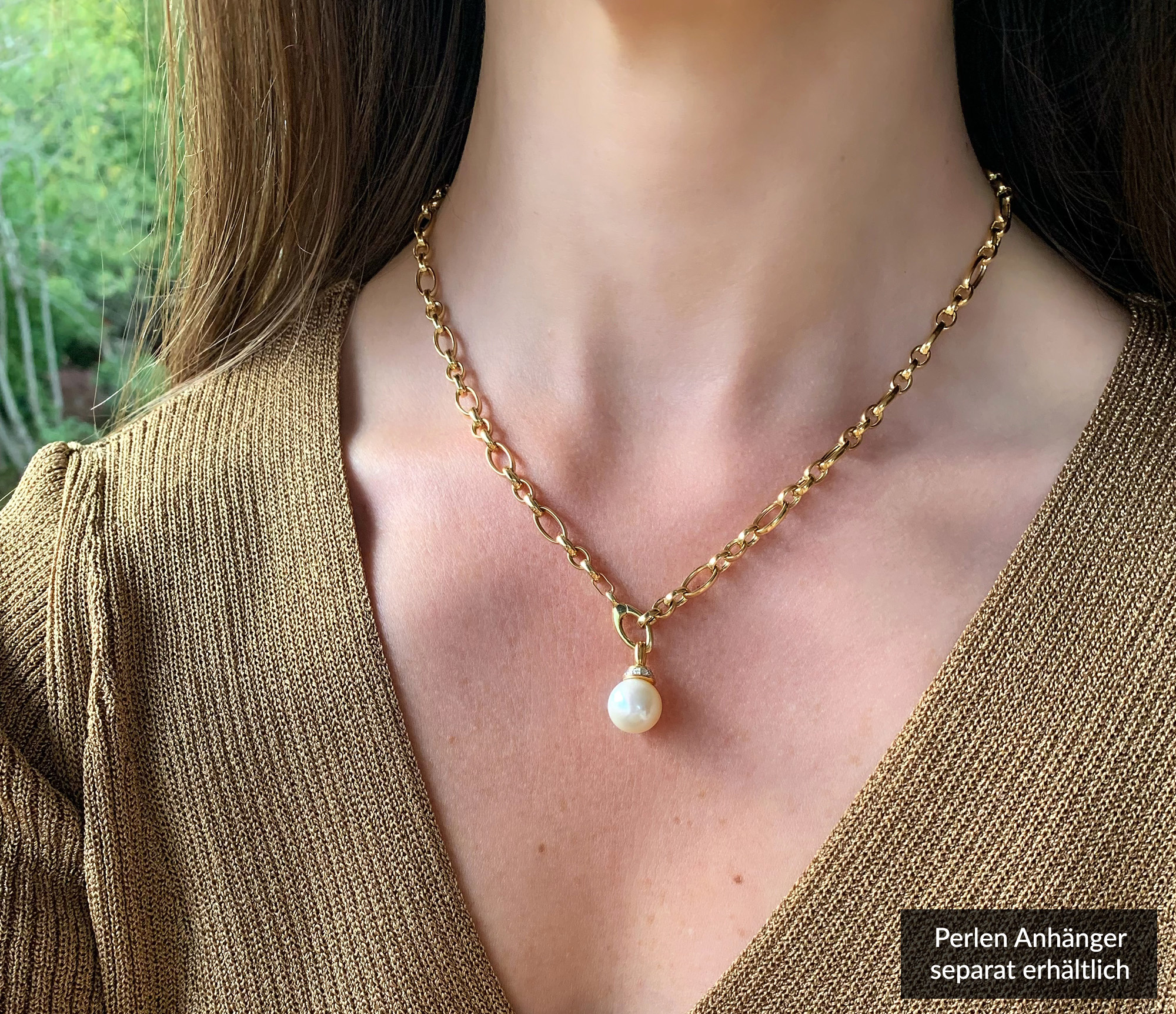 Goldkette mit Perlenanhänger, elegant um den Hals getragen, Detailaufnahme.