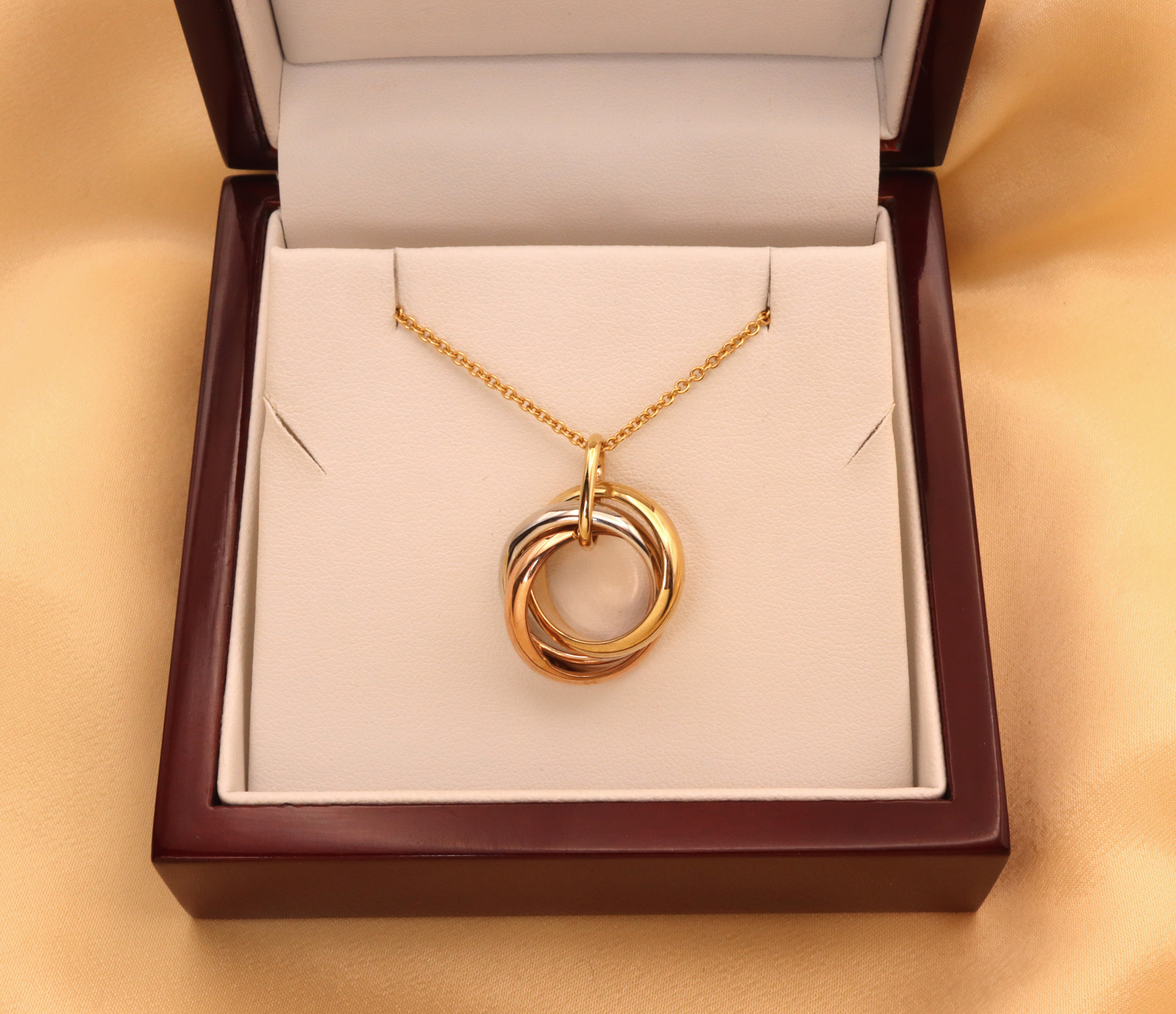 Gold Pur: Tricolor Anhänger in Box, Detailaufnahme, elegantes Design