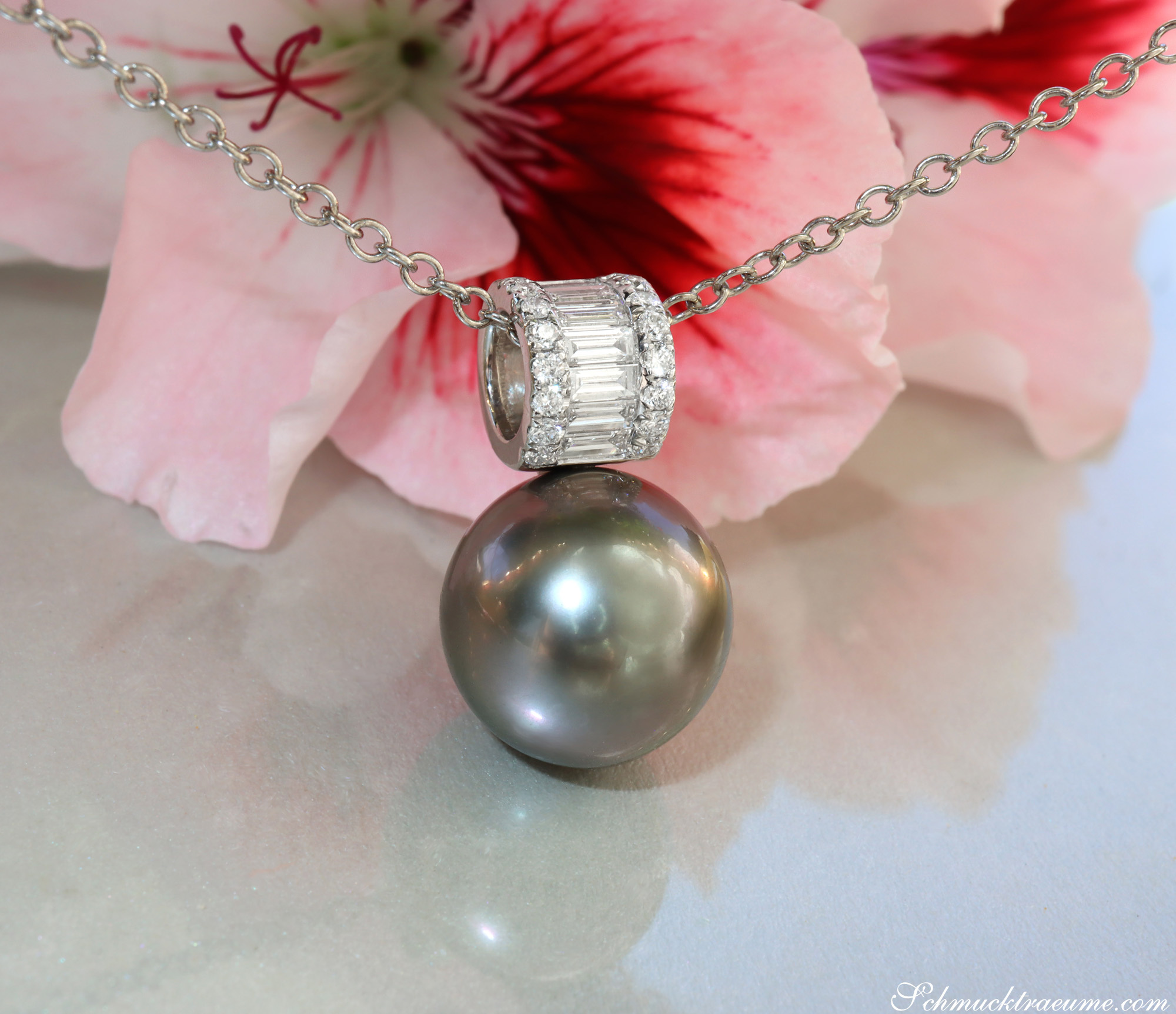 Tahitiperlen-Anhänger mit Baguette-Diamanten auf Kette, Detailaufnahme