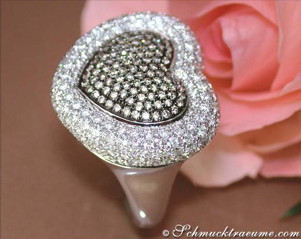 Weißgold-Ring mit braunen und weißen Brillanten, Detailaufnahme, Rosenhintergrund