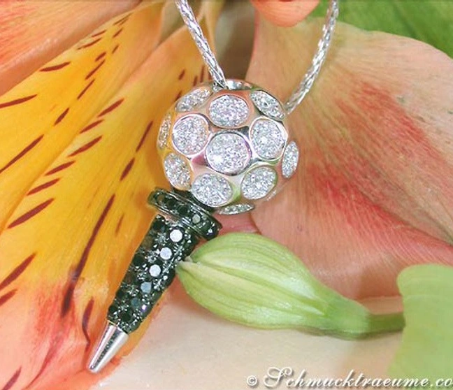 Blumiger Hintergrund mit Golf-Tee-Anhänger aus Weißgold und Diamanten Blumiger Hintergrund mit Golf-Tee-Anhänger aus Weißgold und Diamanten