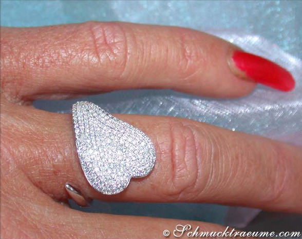 Herzformiger Brillantenring in Weißgold, detailreich, auf Handfinger getragen