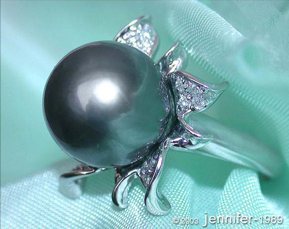 Detailansicht des Tahitiperlenringes mit Blüten-Design, 0.250 Karat, 12-13 mm Perle, Weißgold 585