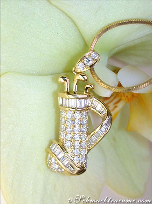 Goldener Golfbag-Anhänger mit Diamanten auf Orchidee, Detailaufnahme