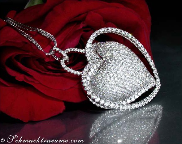 Herz-Anhänger aus Weißgold 750 mit 7.50 ct. Brillanten, detailreich, vor Rosenblüte