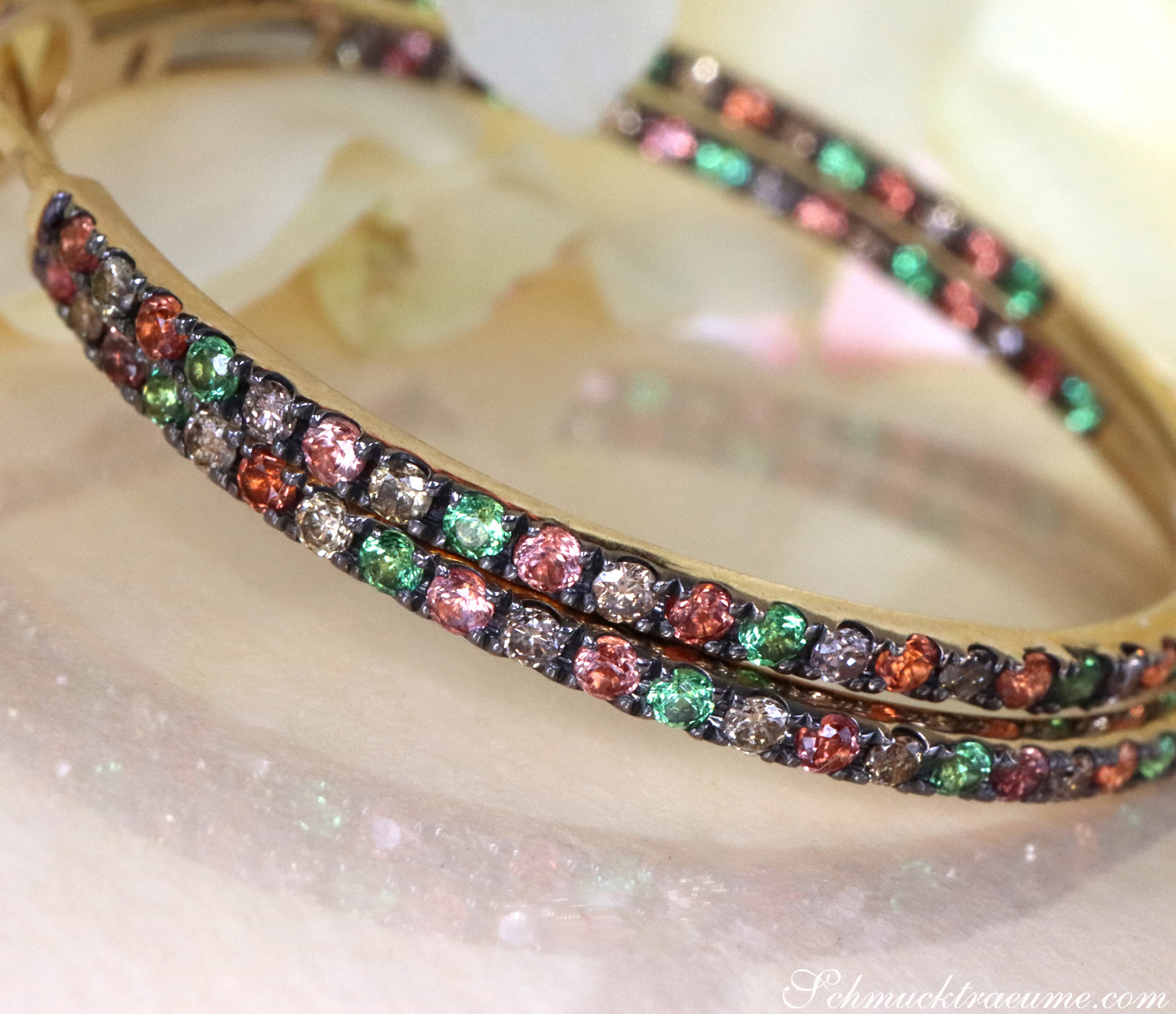 Gelbgold Creolen mit Tsavorite, orangen Saphiren und braunen Diamanten, Detailaufnahme.