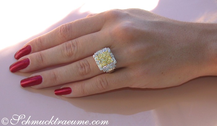 Erlesener Brillantenring mit gelben Diamanten, detailreich, auf Hand getragen