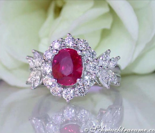 Weißgoldring mit ovalen Burmarubin und Diamant-Halo, detailreich, vor Blüte. Weißgoldring mit ovalen Burmarubin und Diamant-Halo, detailreich, vor Blüte.