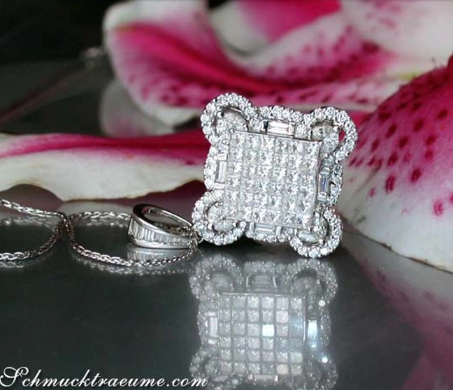 Weißgold-Anhänger mit Diamanten auf Blüte, Detailaufnahme Weißgold-Anhänger mit Diamanten auf Blüte, Detailaufnahme