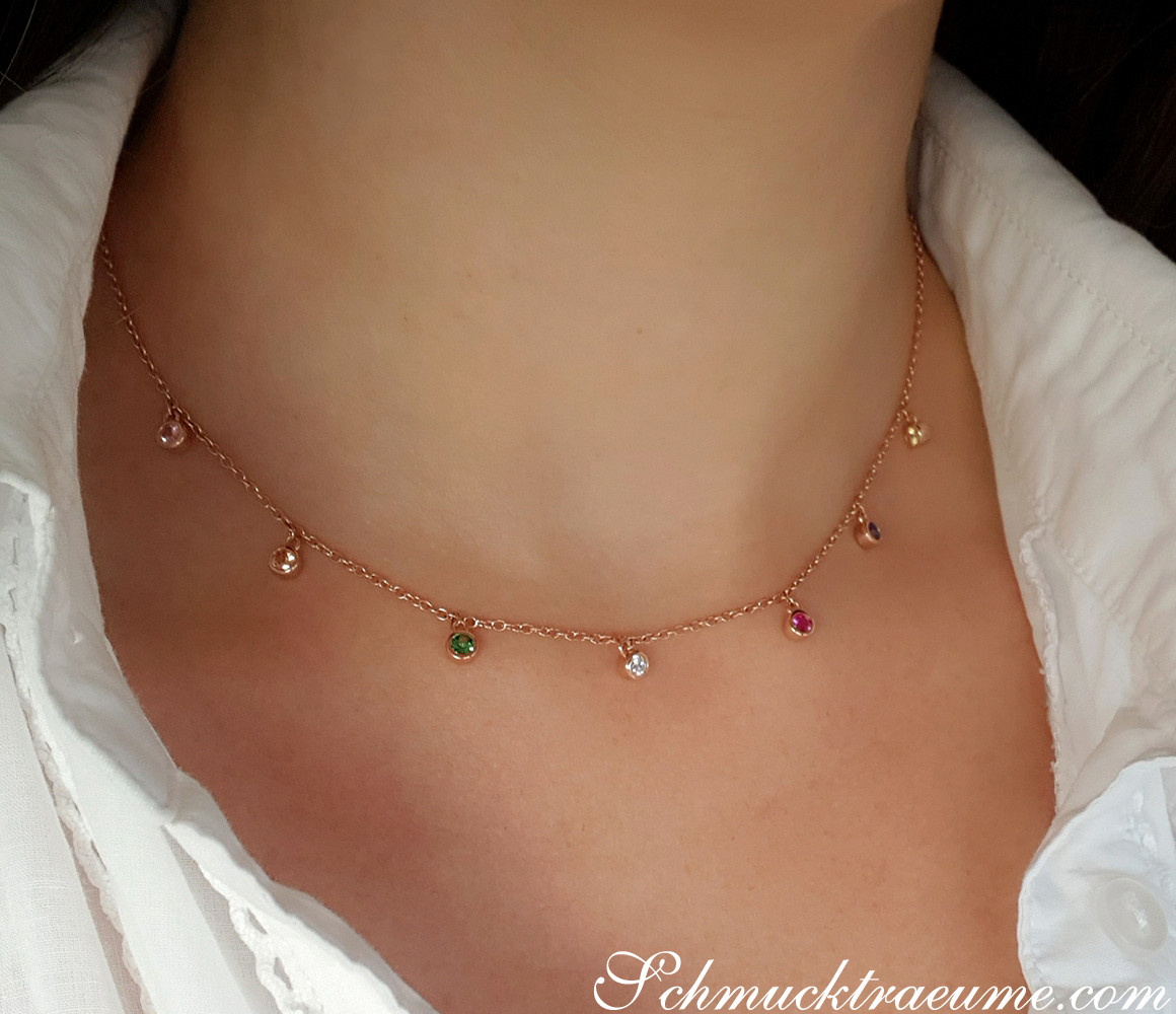 Detailansicht der zarten Multicolor Saphir-Kette in Roségold, Halskette mit funkelnden Steinen.