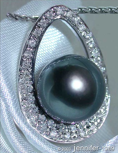 Tahitiperlen-Anhänger mit Brillanten im Mikimoto-Design, detailreich, in Weißgold 750, schwebend getragen.