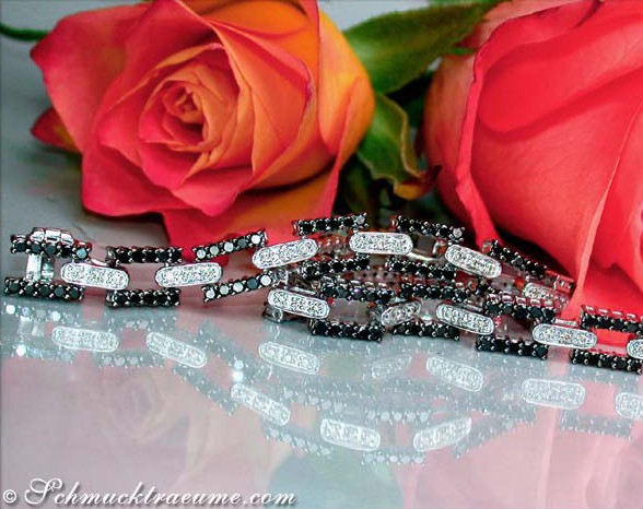 Schwarz-diamantiges Glieder-Armband mit 2.890 Karat, Weißgold 585, Rosen im Hintergrund