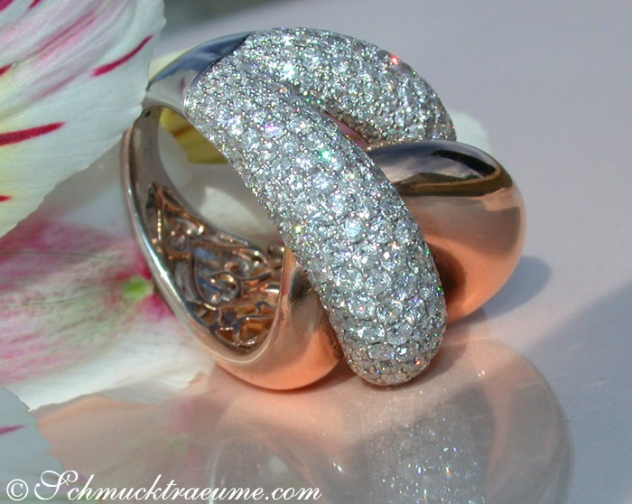 Roségold-Ring mit Diamantbesatz, detailreich, auf glattem Hintergrund präsentiert