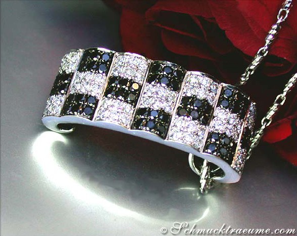 Schwarz-Weiß-Diamant-Anhänger im Schachbrett-Design auf Kette, Detailaufnahme, eleganter Schmuck für Damen