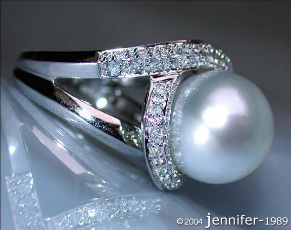 Detailansicht des Südseeperlen-Rings in Weißgold mit Brillanten.