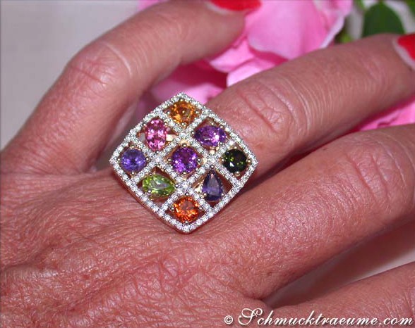Multicolor Edelstein-Ring mit Brillanten, detailreich, auf Hand getragen