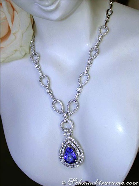 Weißgold-Collier mit Tansanit und Brillanten, detailreich verarbeitet