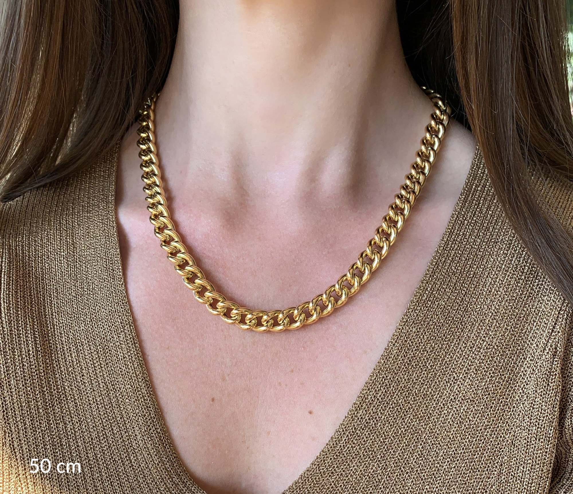 Goldener Panzer-Collier in Gelbgold 585, Halskette mit dicker, kubischer Kette getragen, Detailaufnahme.