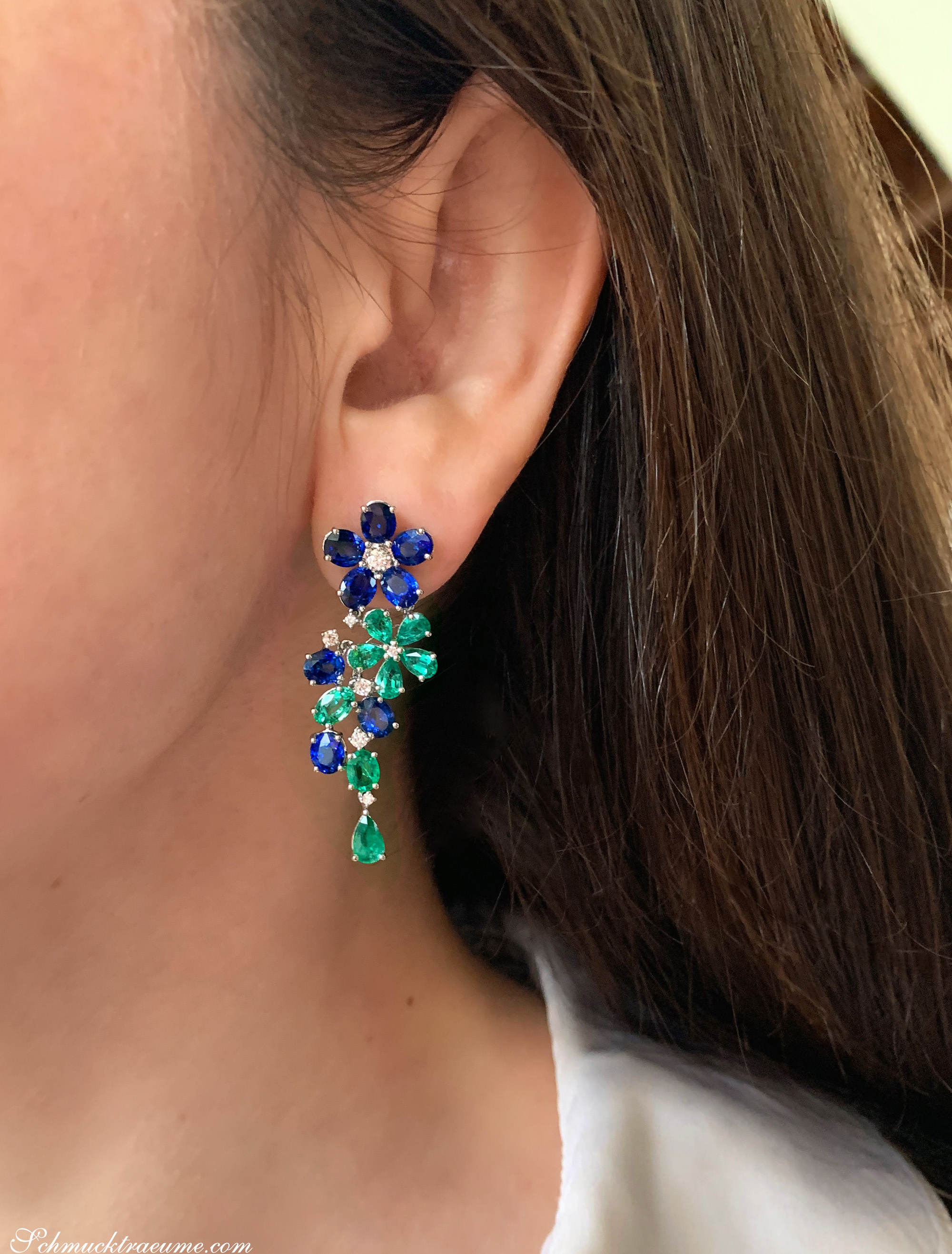 Blumenförmige Ohrhänger mit Smaragden und Saphiren, detailreich verziert