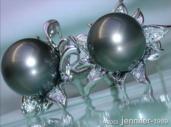 Tahitiperlen-Brillanten-Ohrstecker im Blüten-Design, Detailaufnahme, 0.500 Karat, 12-13 mm, Weißgold 750