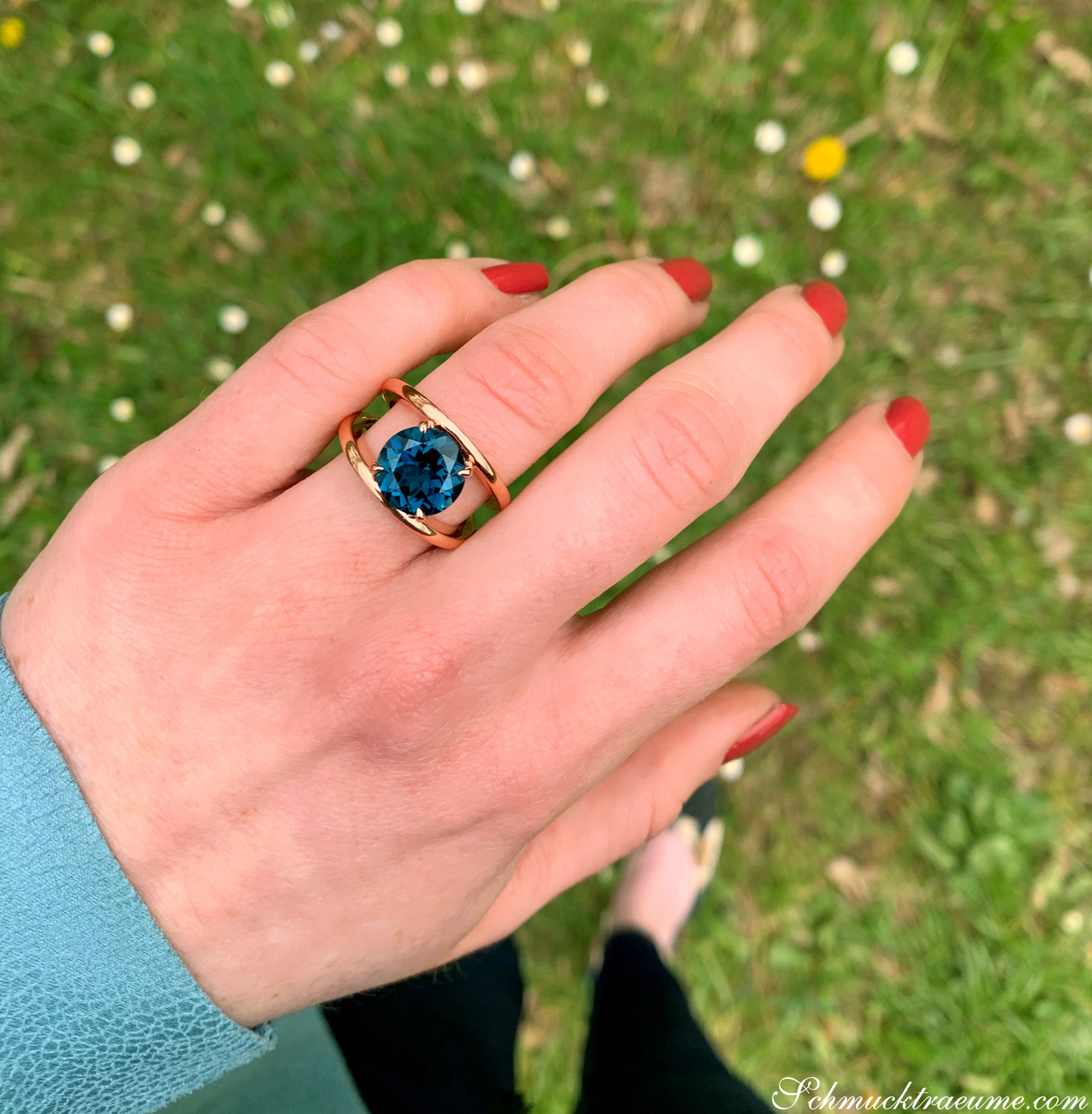 Blautopas-Ring in Roségold 585, minimalistisch elegant, Detailaufnahme